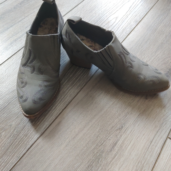 Women's Gray Western Style Ankle Bootie - Picture 6 of 6